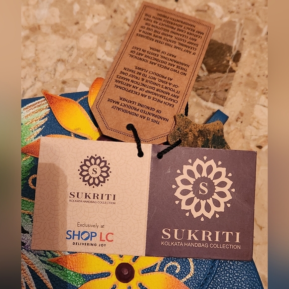 Sukriti Hummingbird Floral Leather Crossbody/Clutch - Picture 9 of 10